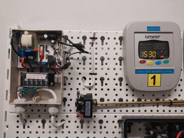 Geyserwise tse control box that control the solar heating system and solar geyser. it comes with a timer switch and temperature contol