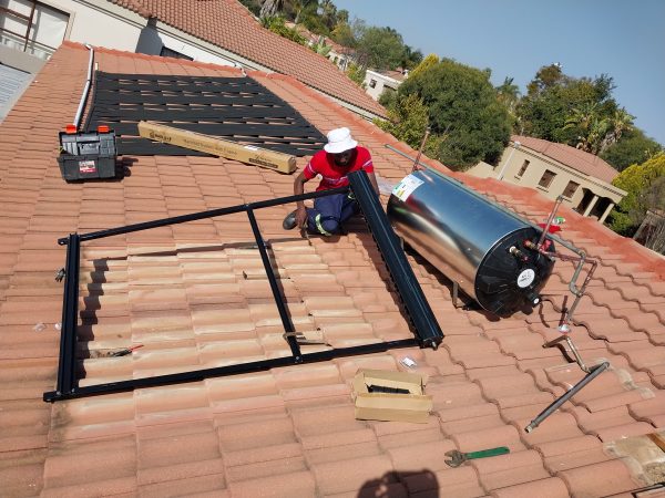 Solar Geyser evacuated tube collector manifold installation. Geyser Solar 150l installer
