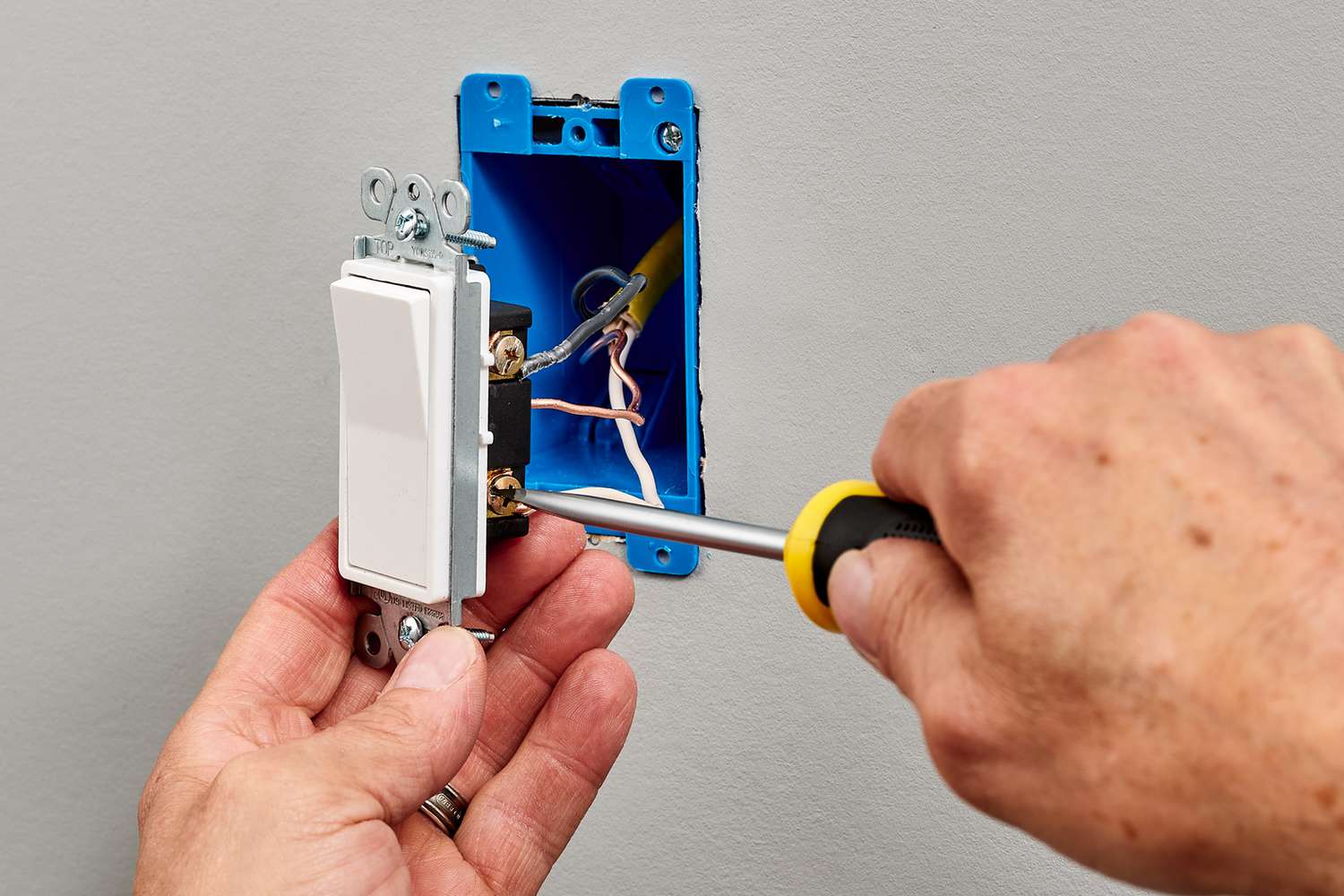 testing-single-pole-switches-and-installation Light switch installation